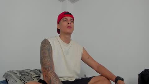 Snapshot of hugosan2 chatting on 02-08-25, 02:05 Hugo online show from 02-08-25, 02:05