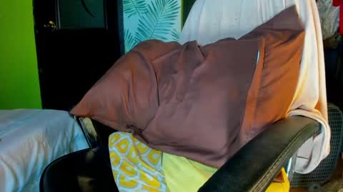 Snapshot of hungasiangirl chatting on 01-08-25, 05:59 help me make 25000 tokens for my mother HEARING aid online show from 01-08-25, 05:59