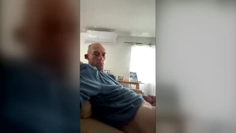 Snapshot of hungbull81 chatting on 05-19-26, 03:35 hungbull81 online show from 05-19-26, 03:35