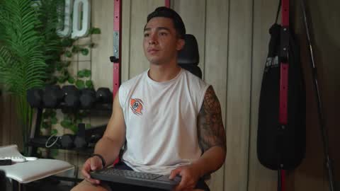 Snapshot of hunk_ryan chatting on 10-10-25, 01:43 hunk_ryan online show from 10-10-25, 01:43