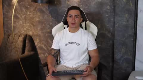 Snapshot of hunk_ryan chatting on 11-11-25, 08:14 hunk_ryan online show from 11-11-25, 08:14