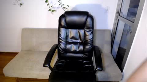 Snapshot of hunkyneighbor chatting on 12-18-24, 10:35 leo online show from 12-18-24, 10:35