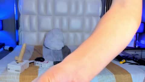 iam_mathias online show from 10-19-25, 07:42