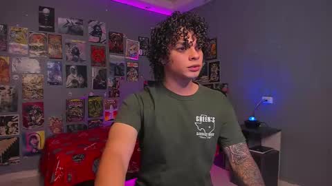 Snapshot of ian_versace chatting on 12-03-25, 01:02 Andres online show from 12-03-25, 01:02