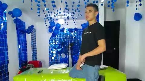 Snapshot of icevermilk chatting on 12-29-24, 06:16 THOMAS AND DAMIAND online show from 12-29-24, 06:16