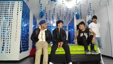 Snapshot of icevermilk chatting on 02-11-25, 01:09 THOMAS AND DAMIAND online show from 02-11-25, 01:09