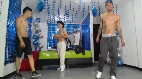 Snapshot of icevermilk chatting on 02-13-25, 03:46 THOMAS AND DAMIAND online show from 02-13-25, 03:46