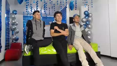 Snapshot of icevermilk chatting on 02-14-25, 12:47 THOMAS AND DAMIAND online show from 02-14-25, 12:47