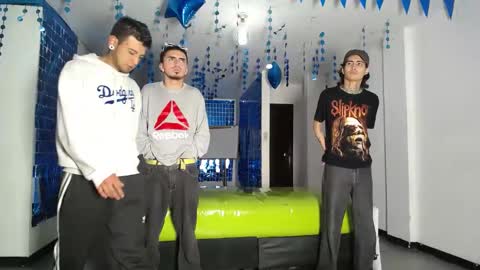 Snapshot of icevermilk chatting on 03-03-25, 12:58 THOMAS AND DAMIAND online show from 03-03-25, 12:58