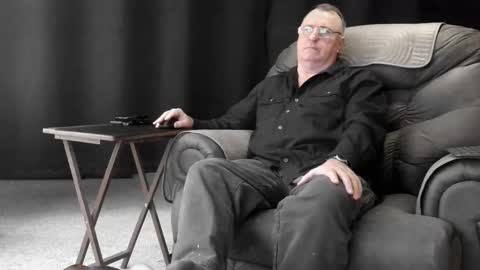 Snapshot of icihristopher chatting on 10-29-25, 11:06 Christopher online show from 10-29-25, 11:06