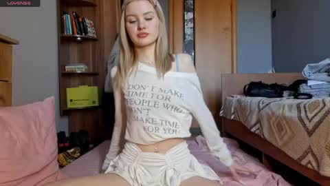 ShyLuna online show from 04-24-26, 07:44