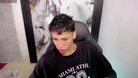 Snapshot of im_david01 chatting on 12-01-25, 01:05 im_david01 online show from 12-01-25, 01:05