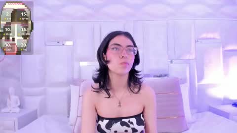 Snapshot of im_molly_angel chatting on 11-19-25, 08:42 Moly online show from 11-19-25, 08:42