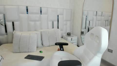 Snapshot of imkrystall chatting on 11-11-25, 08:31 Krystall online show from 11-11-25, 08:31