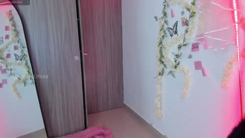 Snapshot of immia_rosse chatting on 12-17-24, 11:27 mia ---------  COL TIME online show from 12-17-24, 11:27