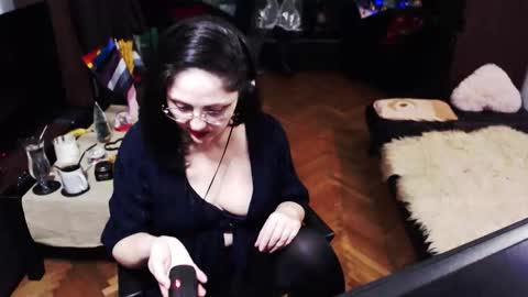 Snapshot of imperatrizasado chatting on 12-22-25, 06:05 Empress online show from 12-22-25, 06:05