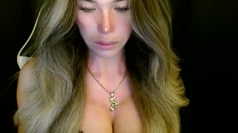 Queen Gwen online show from 11-10-25, 06:18