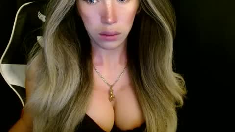 Queen Gwen online show from 11-19-25, 02:11