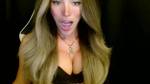 Queen Gwen online show from 11-27-25, 01:29