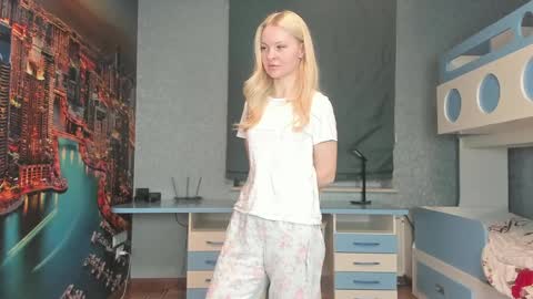 Snapshot of incredible__shell_ chatting on 04-04-26, 04:37 Masha online show from 04-04-26, 04:37