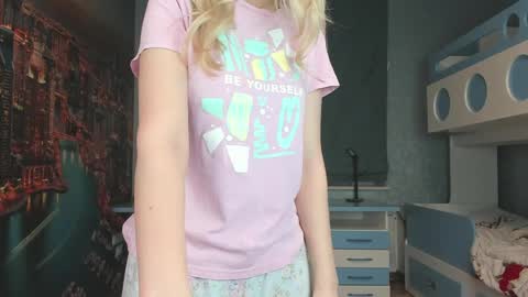 Snapshot of incredible__shell_ chatting on 04-05-26, 07:55 Masha online show from 04-05-26, 07:55