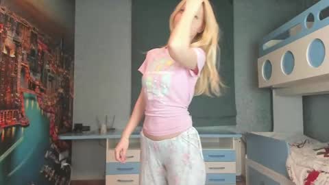 Snapshot of incredible__shell_ chatting on 04-14-26, 08:37 Masha online show from 04-14-26, 08:37