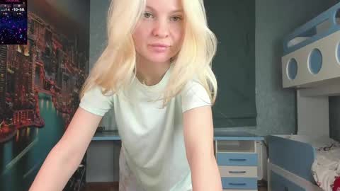 Snapshot of incredible__shell_ chatting on 04-27-26, 07:56 Masha online show from 04-27-26, 07:56