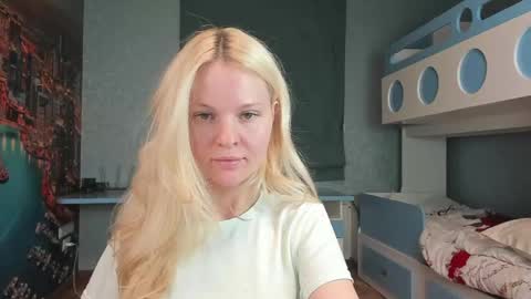 Snapshot of incredible__shell_ chatting on 04-28-26, 07:41 Masha online show from 04-28-26, 07:41