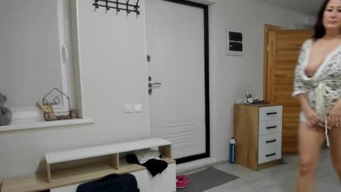 Snapshot of increible_della chatting on 10-24-25, 05:31 Della online show from 10-24-25, 05:31