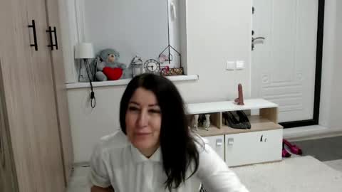 Della online show from 04-19-26, 07:49