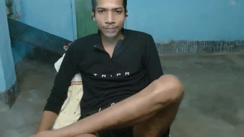 Snapshot of indian_bengali_boy chatting on 11-17-25, 02:28 Suman Leo online show from 11-17-25, 02:28