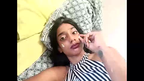 Snapshot of indian_succubus chatting on 12-15-25, 03:27 Perky baby online show from 12-15-25, 03:27