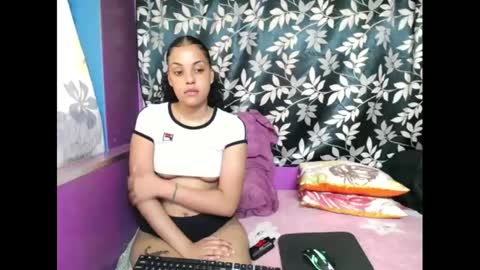 Snapshot of indianmaxine07 chatting on 10-27-25, 07:01 indianmaxine07 online show from 10-27-25, 07:01