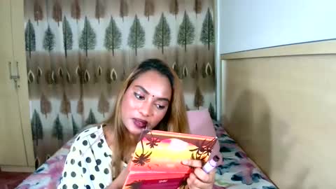 Snapshot of indiansecretlove20 chatting on 02-15-25, 01:10 goddess online show from 02-15-25, 01:10