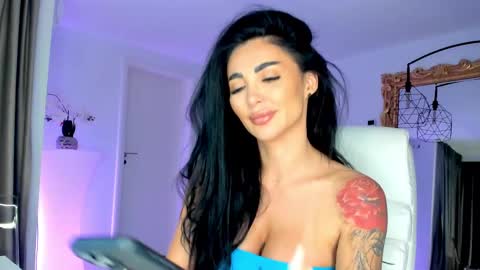 Snapshot of indiansweety chatting on 02-25-25, 04:10 Hellen online show from 02-25-25, 04:10