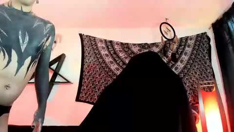 Snapshot of ink_u_buzz chatting on 11-16-25, 04:56 Dani online show from 11-16-25, 04:56