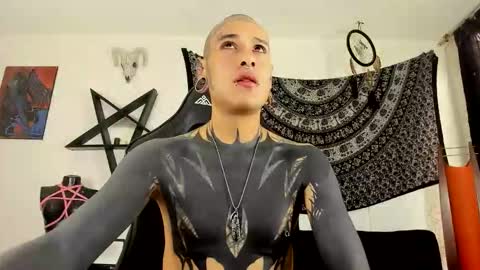 Snapshot of ink_u_buzz chatting on 11-28-25, 08:00 Dani online show from 11-28-25, 08:00