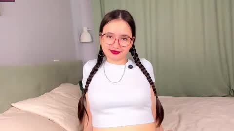 Mia online show from 10-02-25, 01:23