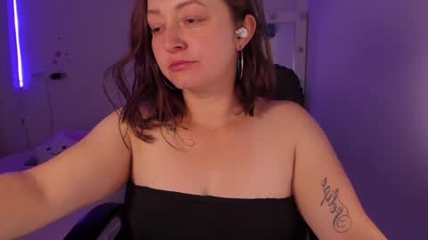 Snapshot of iris_marroquin chatting on 12-23-24, 03:01 natalia online show from 12-23-24, 03:01