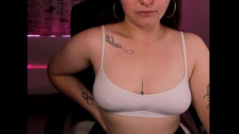Snapshot of iris_marroquin chatting on 10-27-25, 03:38 natalia online show from 10-27-25, 03:38
