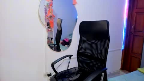 Snapshot of irix_moon chatting on 10-15-25, 03:39 irix_moon online show from 10-15-25, 03:39