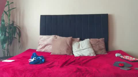 Isa and Natasha online show from 02-04-25, 02:43