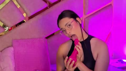 Snapshot of isa_doux chatting on 06-11-26, 05:27 Isa online show from 06-11-26, 05:27