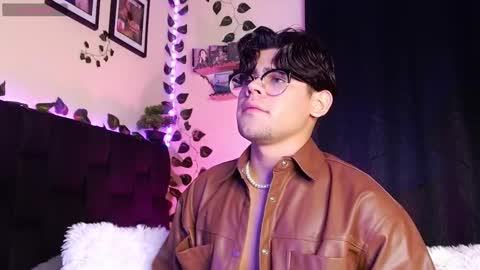 Isaac Saenz. online show from 03-12-25, 11:01