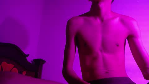 Snapshot of isaaclatino chatting on 01-05-25, 03:43 isaac online show from 01-05-25, 03:43