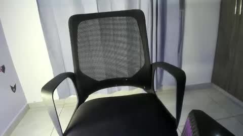 Snapshot of isaaclatino chatting on 09-25-25, 05:22 isaac online show from 09-25-25, 05:22