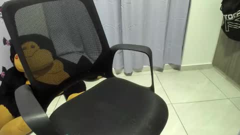 Snapshot of isaaclatino chatting on 10-26-25, 05:02 isaac online show from 10-26-25, 05:02