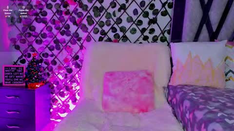 Snapshot of isabel_jamess chatting on 12-17-25, 10:27 Isa online show from 12-17-25, 10:27