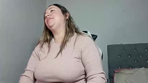 isabela online show from 11-06-25, 01:23