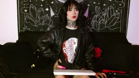 Snapshot of isabella__dark chatting on 10-27-25, 01:31    online show from 10-27-25, 01:31